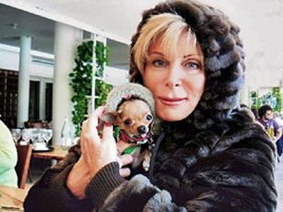 Άφησε τα εκατομμύρια στα… σκυλιά της