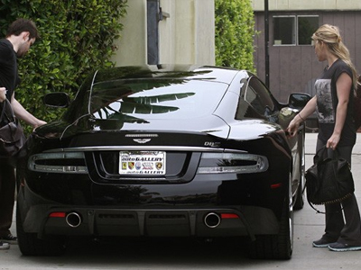 Αυτός, αυτή και η Aston Martin