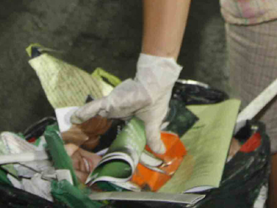 Από το άλσος στο δημαρχείο τα σκουπίδια