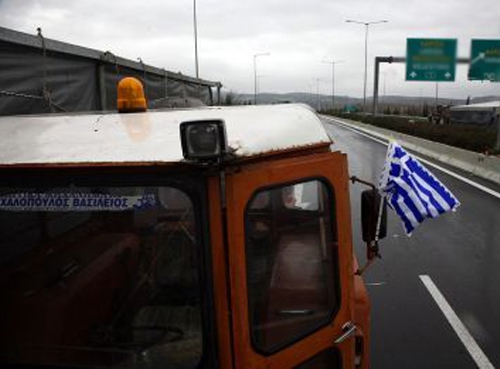 Έκλεισαν τον δρόμο για να διαμαρτυρηθούν