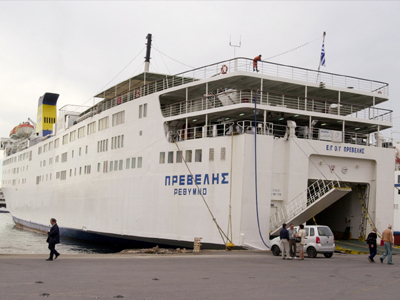 Προσέκρουσε και στην Σαντορίνη το “Πρέβελης”