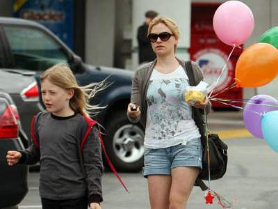 Βόλτα με την κόρη του αρραβωνιαστικού της