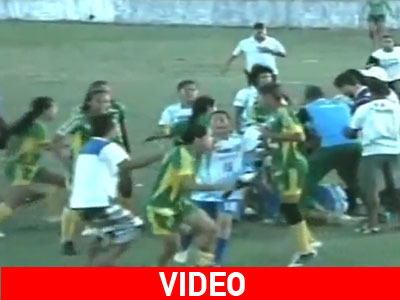 Kick boxing σε γυναικείο αγώνα ποδοσφαίρου στη Βραζιλία