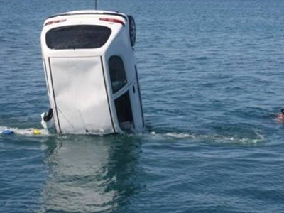 Όχημα έπεσε στο λιμάνι της Ν. Μάκρης