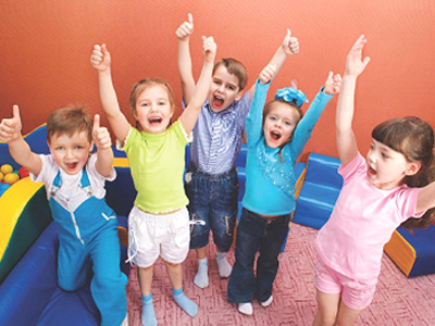 Μεγαλώστε παιδιά με χιούμορ