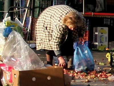 ΕΛΣΤΑΤ: Στο όριο της φτώχειας ένα στα τέσσερα νοικοκυριά