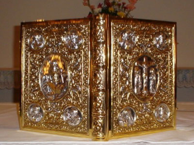 Έκλεψε ιερά κειμήλια και το Ευαγγέλιο