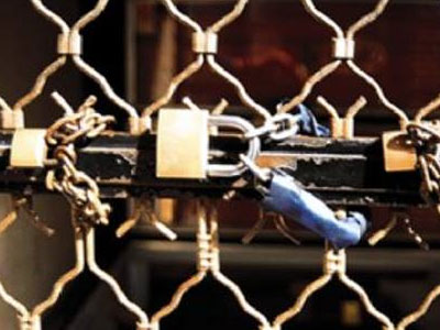 Αγρίνιο: Κλειδώνει με 17 λουκέτα το περίπτερο του Αγρίνιο: Κλειδώνει με 17 λουκέτα το περίπτερο του