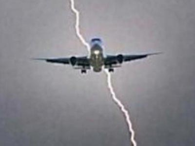 Κρήτη: Αεροπλάνο χτυπήθηκε από κεραυνό σύμφωνα με μαρτυρίες