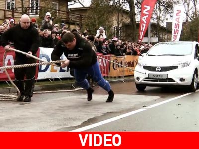 Τράβηξε 12 αυτοκίνητα και κατέκτησε παγκόσμιο ρεκόρ