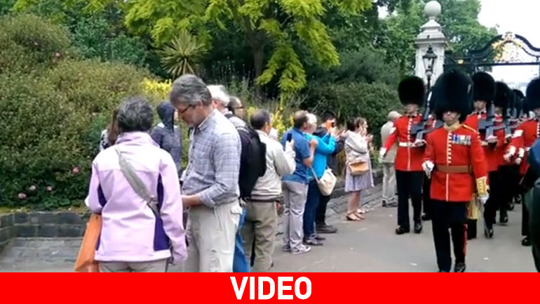 Τον παρέσυρε η βασιλική φρουρά