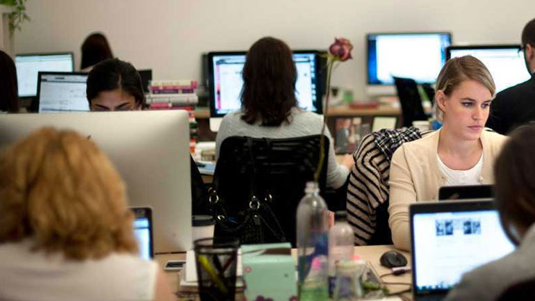 Περικοπές μισθών στο Δημόσιο ζητεί η τρόικα