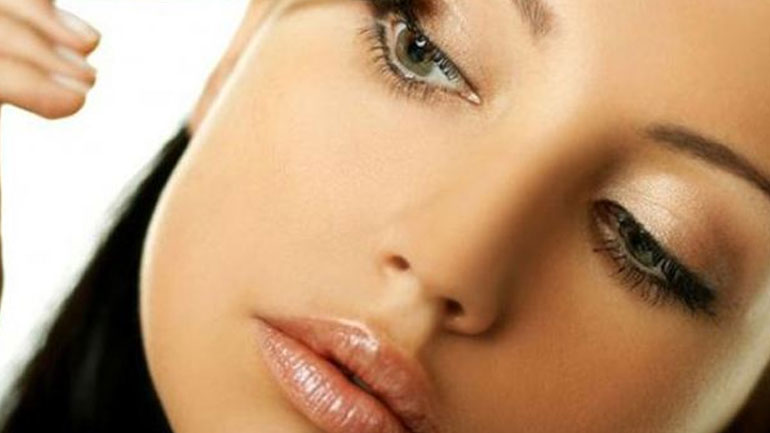 Το μυστικό στο μακιγιάζ για να μη δείχνουν τα μάτια σου κουρασμένα!