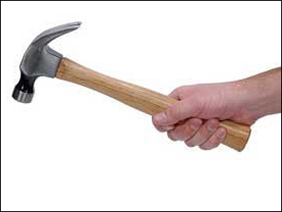 Τον χτύπησε με σφυρί την ώρα που κοιμόταν