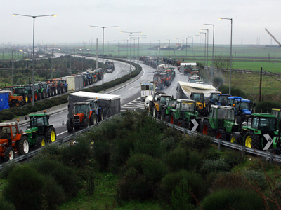 Ανοίγουν τα μπλόκα στη Θεσσαλία Ανοίγουν τα μπλόκα στη Θεσσαλία