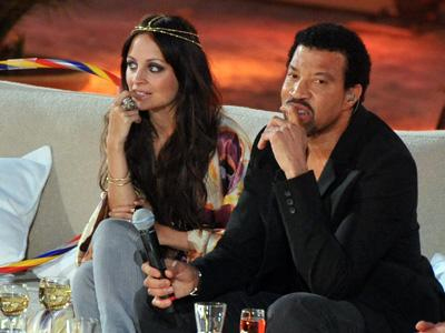 Με τον μπαμπά της στην τηλεόραση