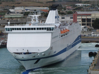 Ιταλία: Πλοίο με εκατοντάδες επιβαίνοντες προσέκρουσε σε προβλήτα