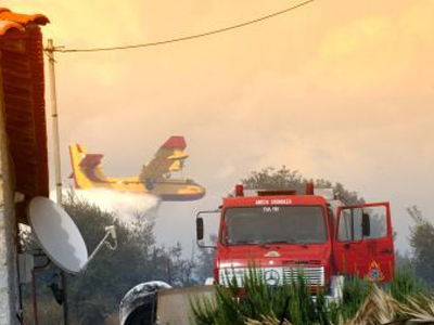 Περιορίζεται η φωτιά
