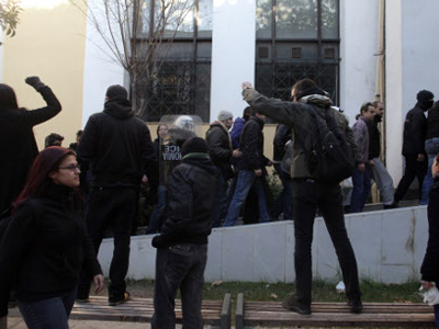 Κατά ομάδες απολογούνται οι κατηγορούμενοι της «Βίλα Αμαλία» Κατά ομάδες απολογούνται οι κατηγορούμενοι της «Βίλα Αμαλία»