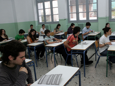 Πανελλαδικές εξετάσεις: Επιστρέφουν στα θρανία οι υποψήφιοι