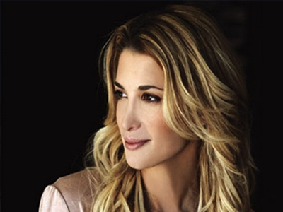 Χαμογελαστή αλλά αυστηρή μαμά η Νίκη