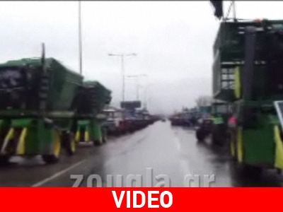 Παραμένουν οι αγρότες έξω από τη Θεσσαλονίκη