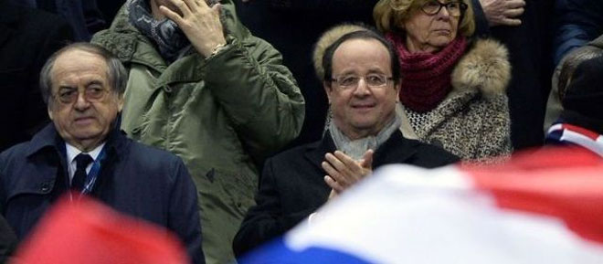 Ο πρόεδρος χαμογελαστός στην εξέδρα χειροκροτεί την Εθνική Γαλλίας