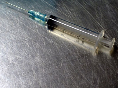 Τους απείλησε με σύριγγα…