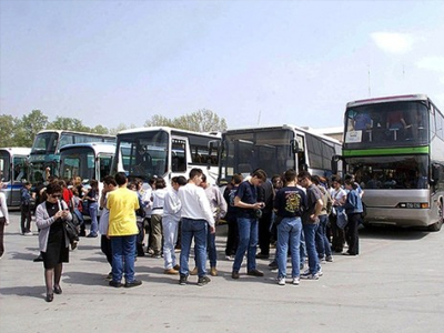 Κάνουν ωτοστόπ για να φτάσουν στο σχολείο!