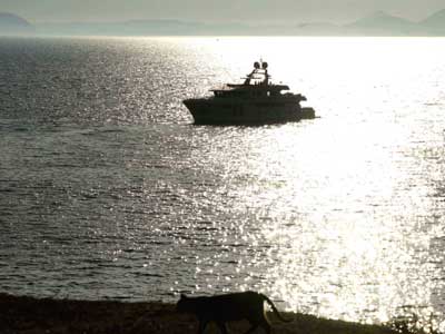 Ακυβέρνητο πλοίο ανοιχτά της Γυάρου