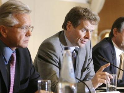 Όλι Ρέν: «Η τρόικα θα παραμείνει όσο χρειαστεί»