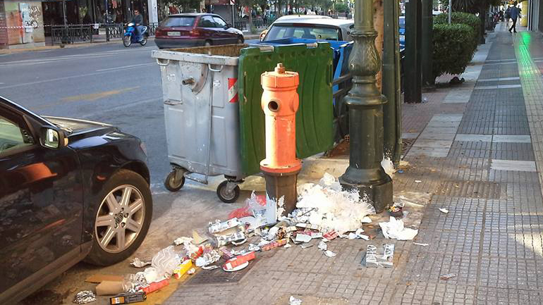 Σκουπίδια στην «βιτρίνα» του Πειραιά