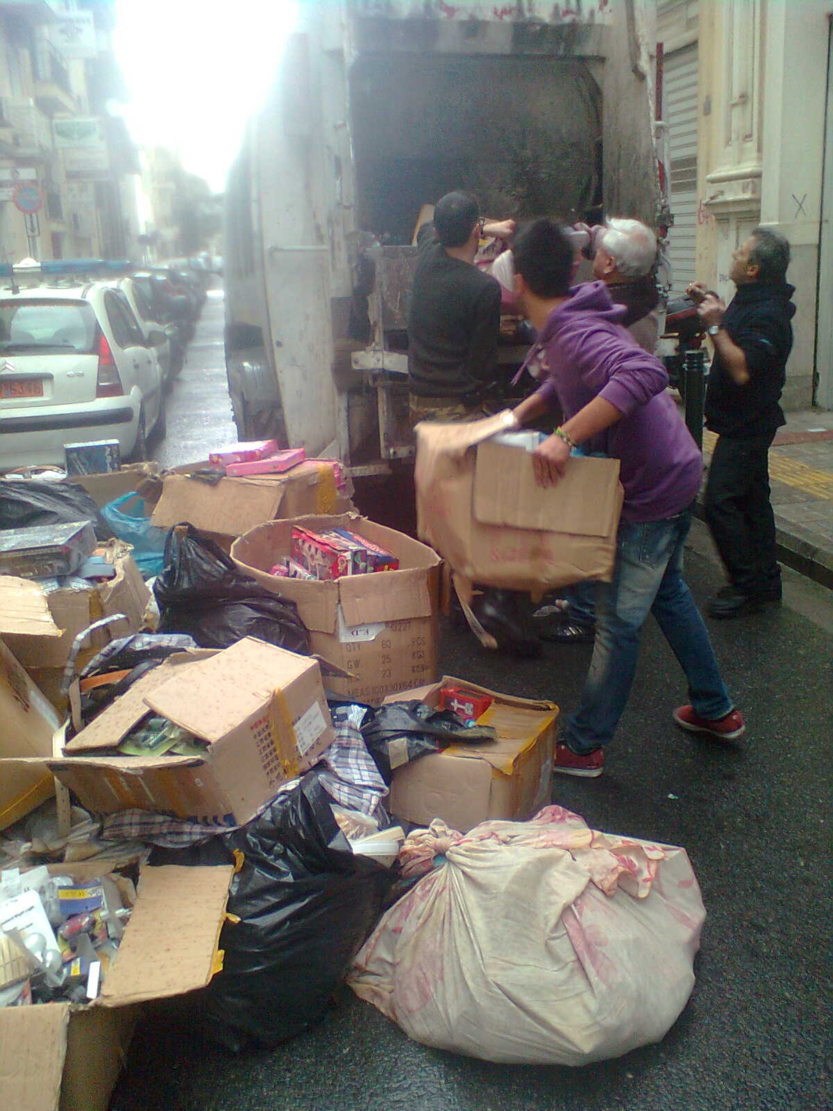 Η Δημοτική αστυνομία κατέσχεσε χιλιάδες «μαϊμού» είδη