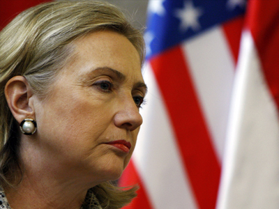 Με τομάτες και παπούτσια υποδέχθηκαν την Κλίντον