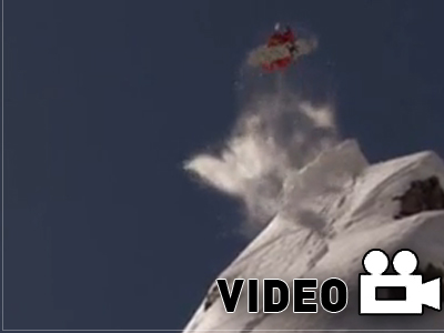 Ο snowborder άλματα στο χιόνι ονειρεύεται…