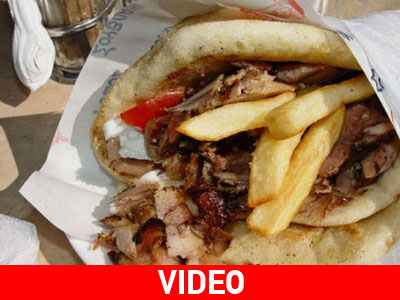 Έτρωγε σουβλάκι και οδηγούσε… παπάκι Έτρωγε σουβλάκι και οδηγούσε… παπάκι