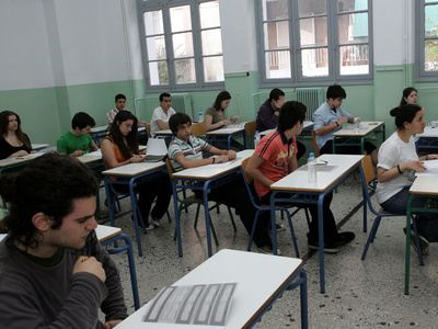 Πανελλαδικές εξετάσεις: Επιστρέφουν στα θρανία οι υποψήφιοι – Δείτε τα θέματα