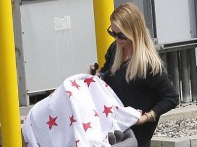 Τον προστάτευσε από τα φλας των φωτογράφων