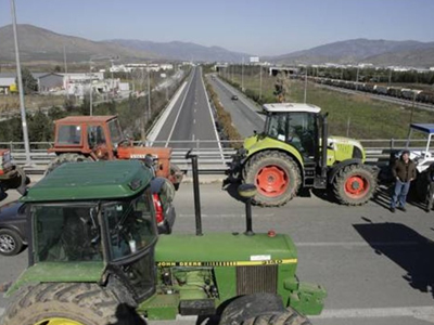 Έκλεισαν την Εγνατία στα Ν. Κερδύλλια Σερραίοι αγρότες