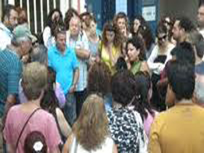 Το Δημαρχείο Λέσβου κατέλαβαν απλήρωτοι υπάλληλοι