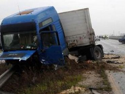 Σφοδρή σύγκρουση με νταλίκα- ένας νεκρός