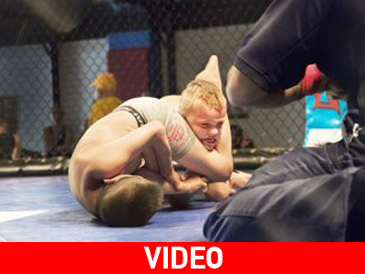 Η εξοργιστική πάλη σε κλουβιά για τα παιδιά!