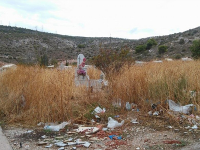 Εικόνες ντροπής στο νεκροταφείο Σχιστού