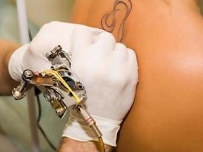 Τα τατουάζ αυξάνουν τον κίνδυνο ηπατίτιδας C;