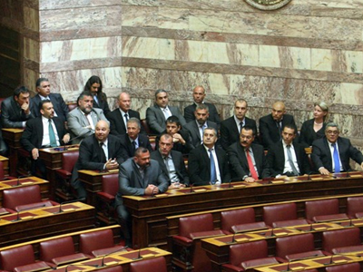 Προανακριτική για Βενιζέλο-Παπακωνσταντίνου-Παπανδρέου ζητεί η Χρυσή Αυγή