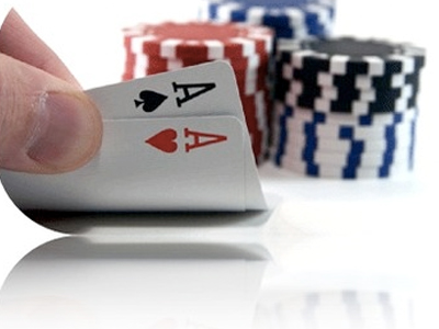 Τους έπιασαν με τα τραπουλόχαρτα στο χέρι