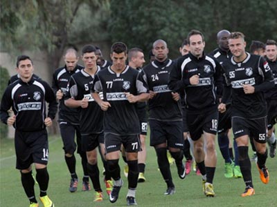 ΟΦΗ: «Ντου» των οπαδών στην προπόνηση