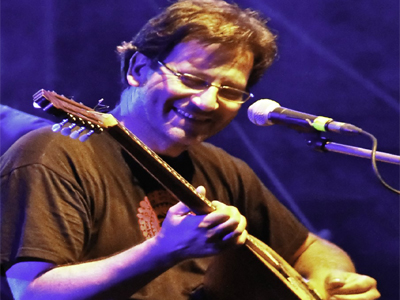 Ο Θανάσης Παπακωνσταντίνου στο Γυάλινο Μουσικό Θέατρο