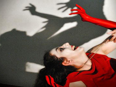 «Οι Δούλες» από το Κοινωνικό Θεατροπωλείο