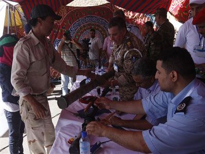 Λιβύη: Παρέδωσαν τα όπλα τους
